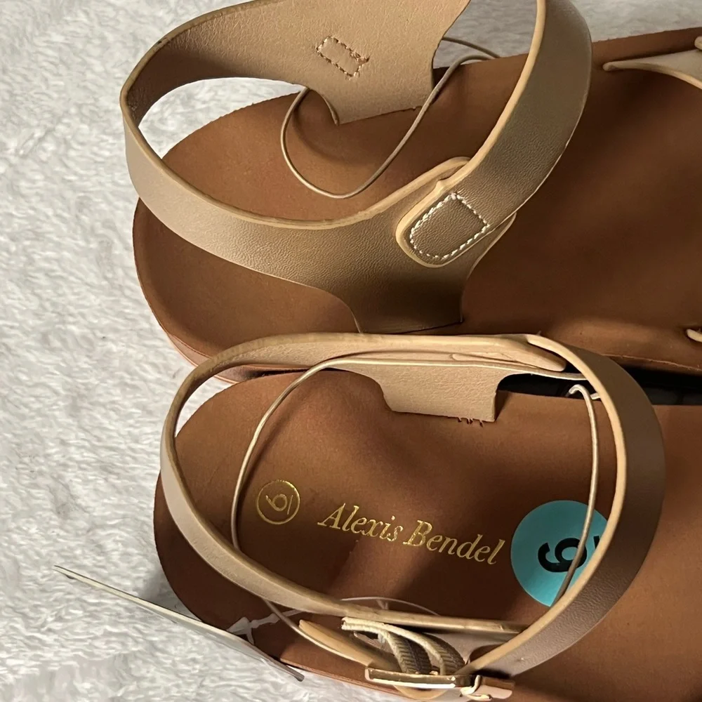 Alexis Bendel chic gold