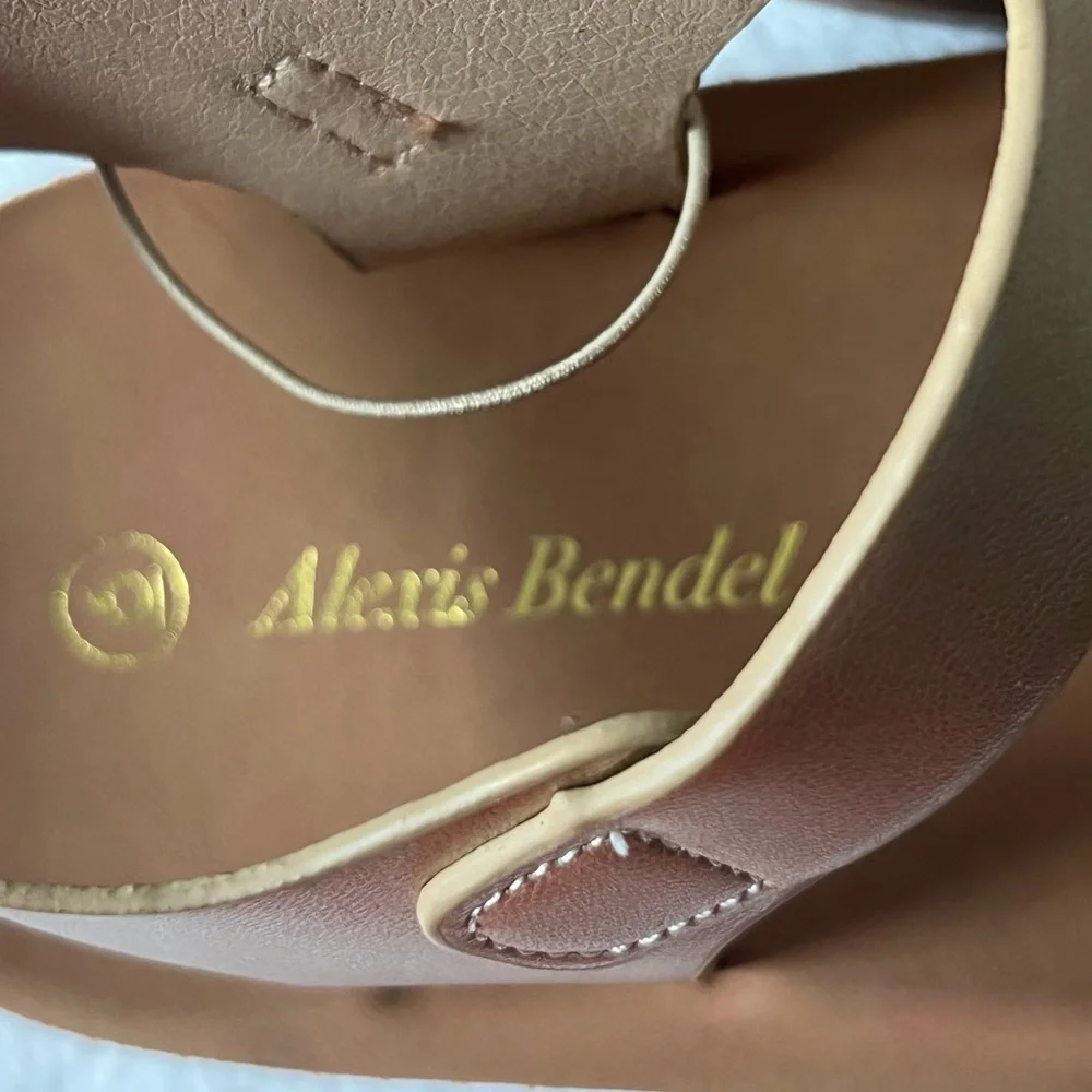Alexis Bendel chic gold