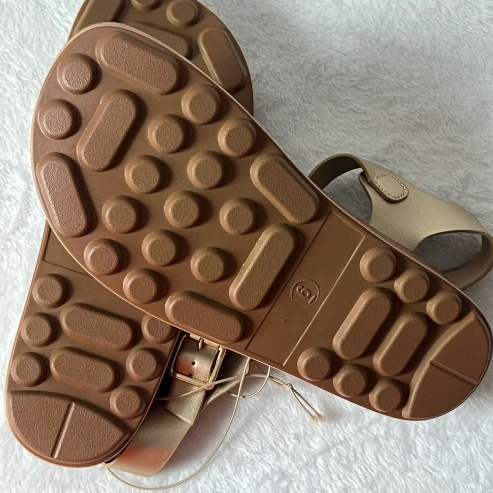 Alexis Bendel chic gold