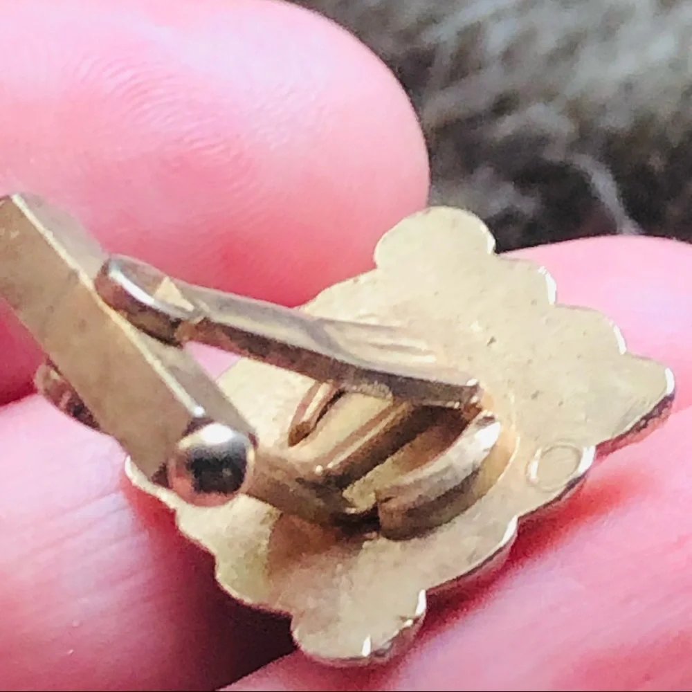 Vintage men’s gold textured square tilted style cuff links
