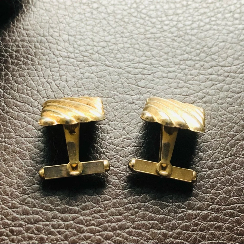 Vintage men’s gold textured square tilted style cuff links