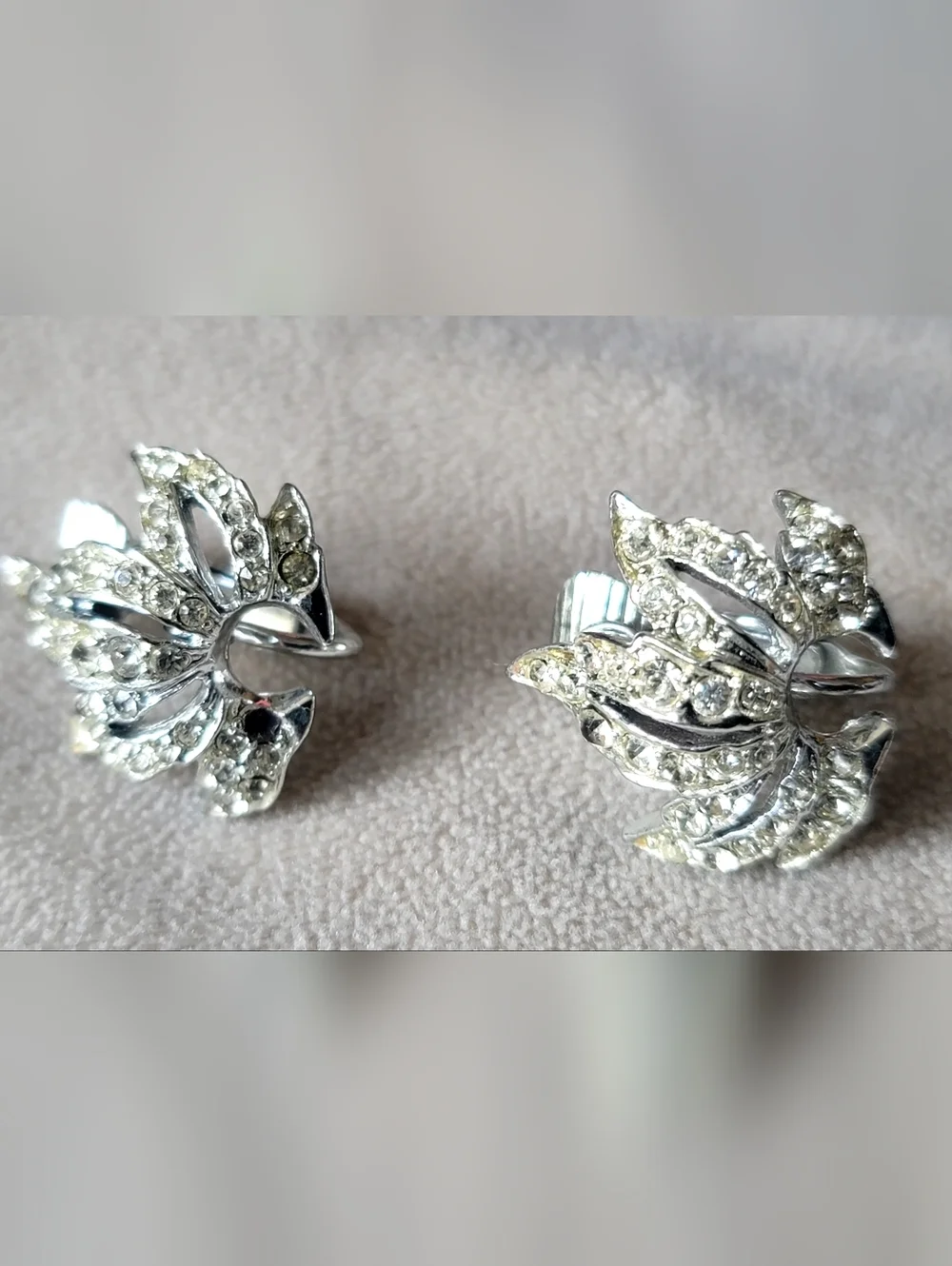 Vtg BOUCHER Clip Earrings Silvertone Rhinestone Leaf Signed (Rhodium Plating)