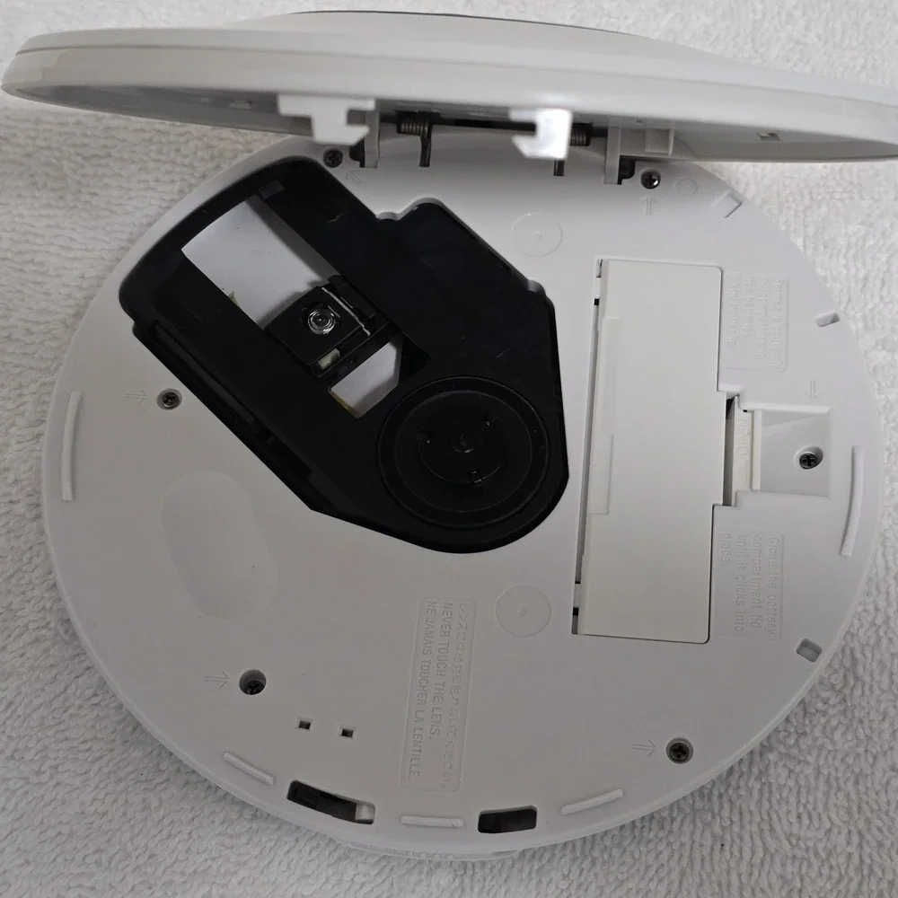 Sony CD Walkman Disc Mp3 D-NE329LIV & Speaker Stand BCA-DNE320S Bundle Vintage