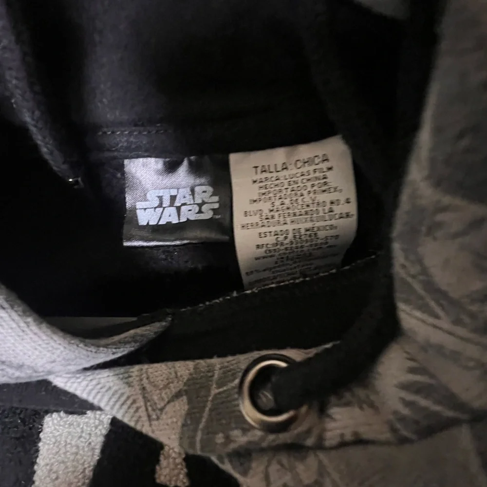 STAR WARS BLACK & GRAY HOODIE SWEATSHIRT WITH A LARGE, TEXTURED “STAR WARS” LOGO