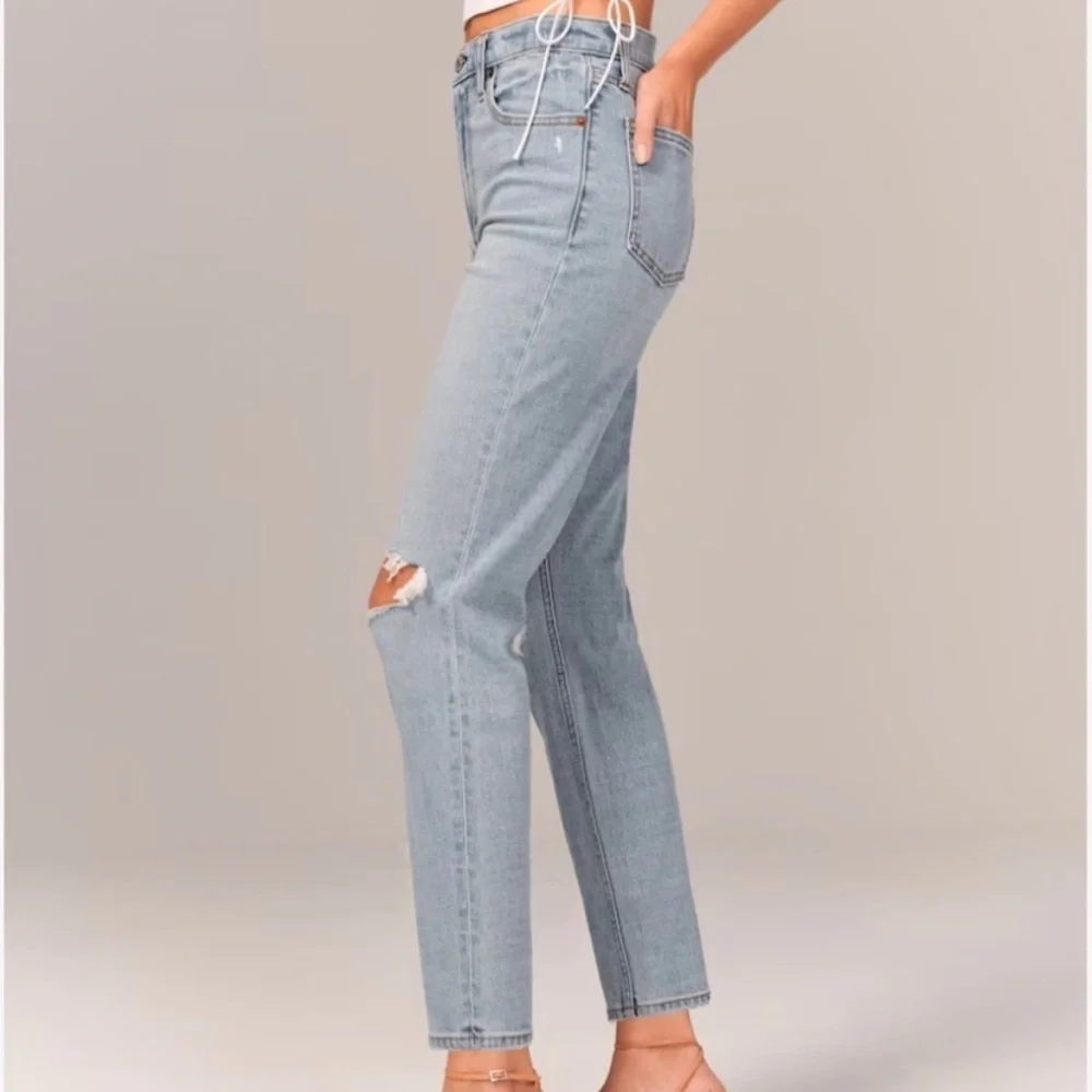Abercrombie & Fitch High Rise Mom Jean - Light Destroy
