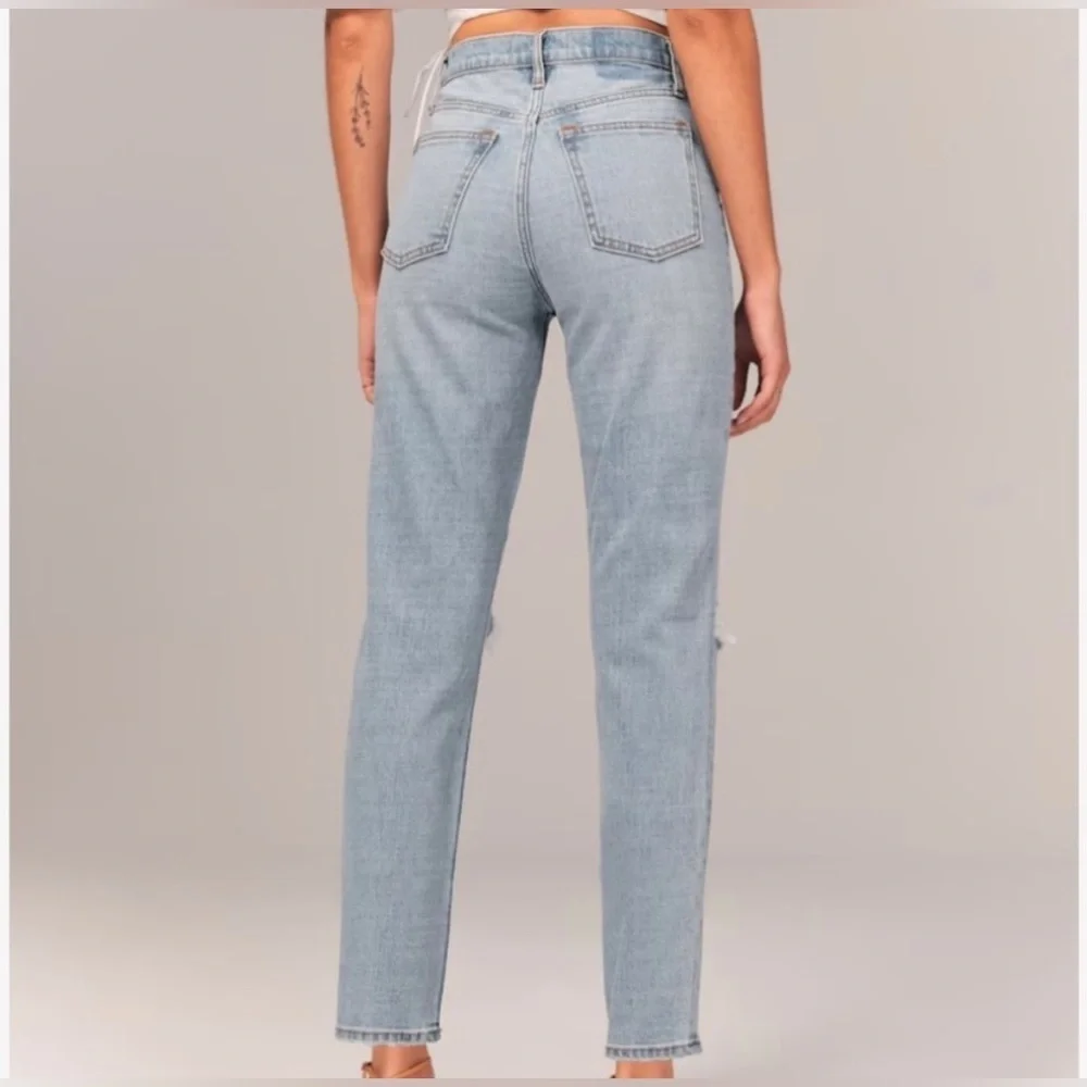 Abercrombie & Fitch High Rise Mom Jean - Light Destroy