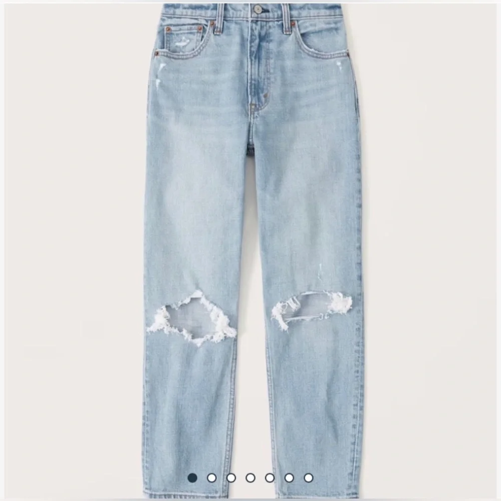 Abercrombie & Fitch High Rise Mom Jean - Light Destroy