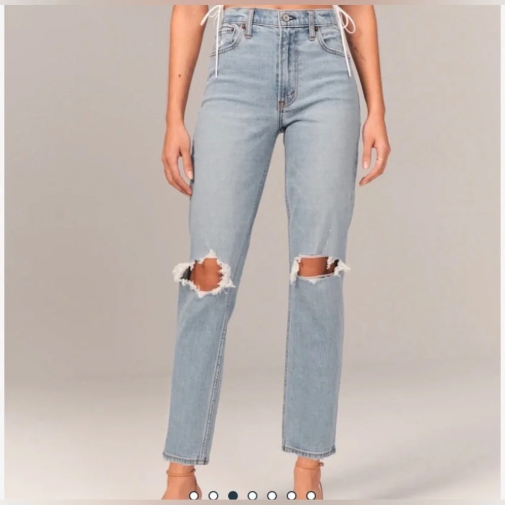 Abercrombie & Fitch High Rise Mom Jean - Light Destroy