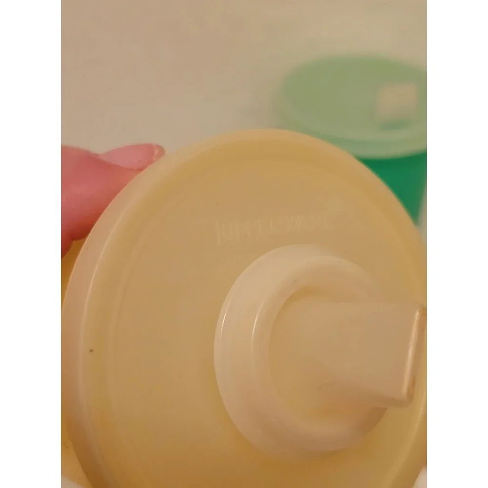 N/A vintage tupperware
