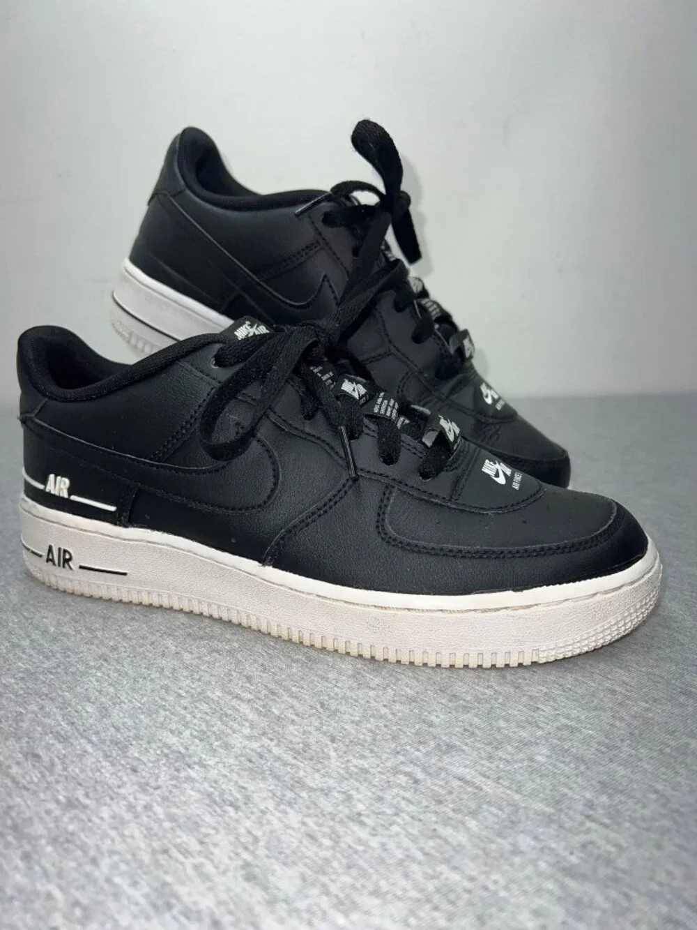 Nike Air Force 1 Low Black/White Sneakers Youth Size‎ 6.5Y Leather Casual Shoes