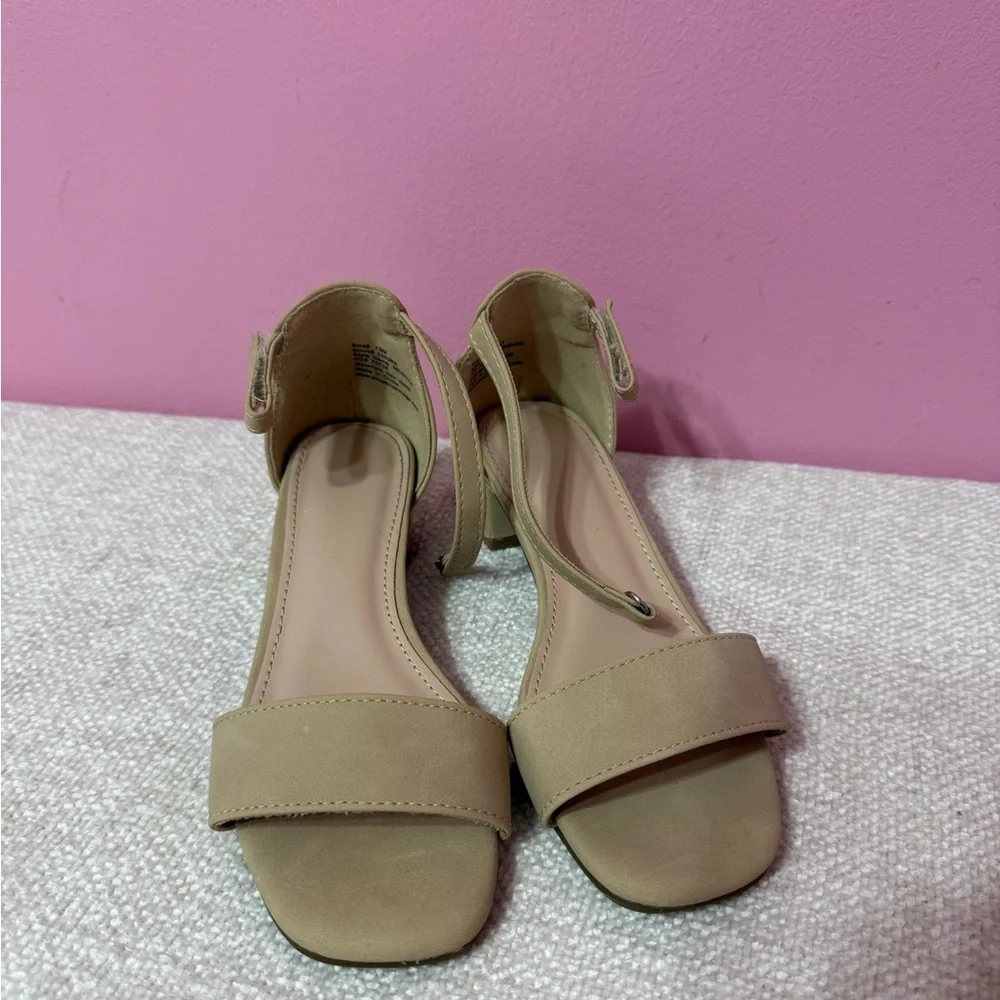 Sofia Tylor beige sandal for girls, size 13