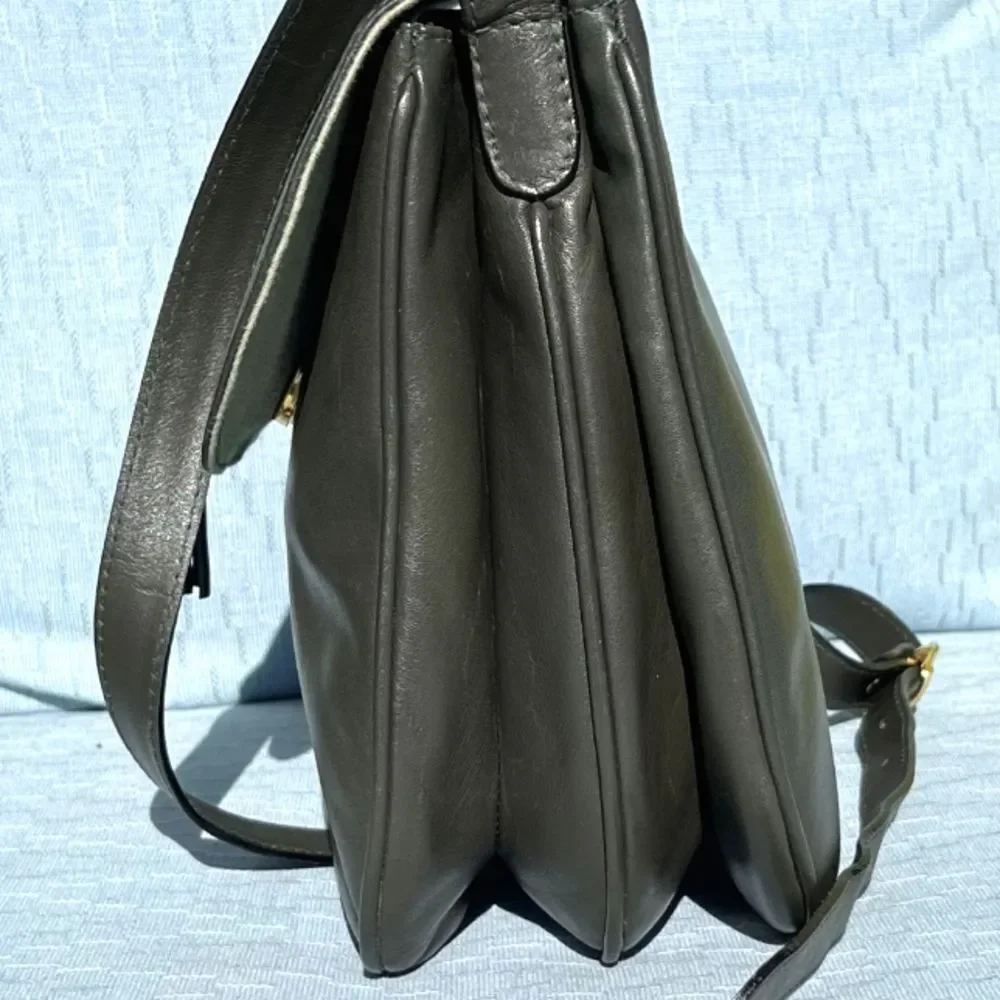 Satchi Italian Made Hunter Green Leather Crossbody With Brushed Gold Trim