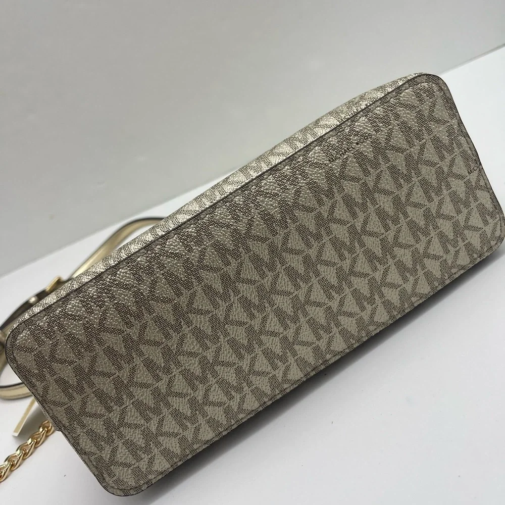 Michael Kors chic shoulder