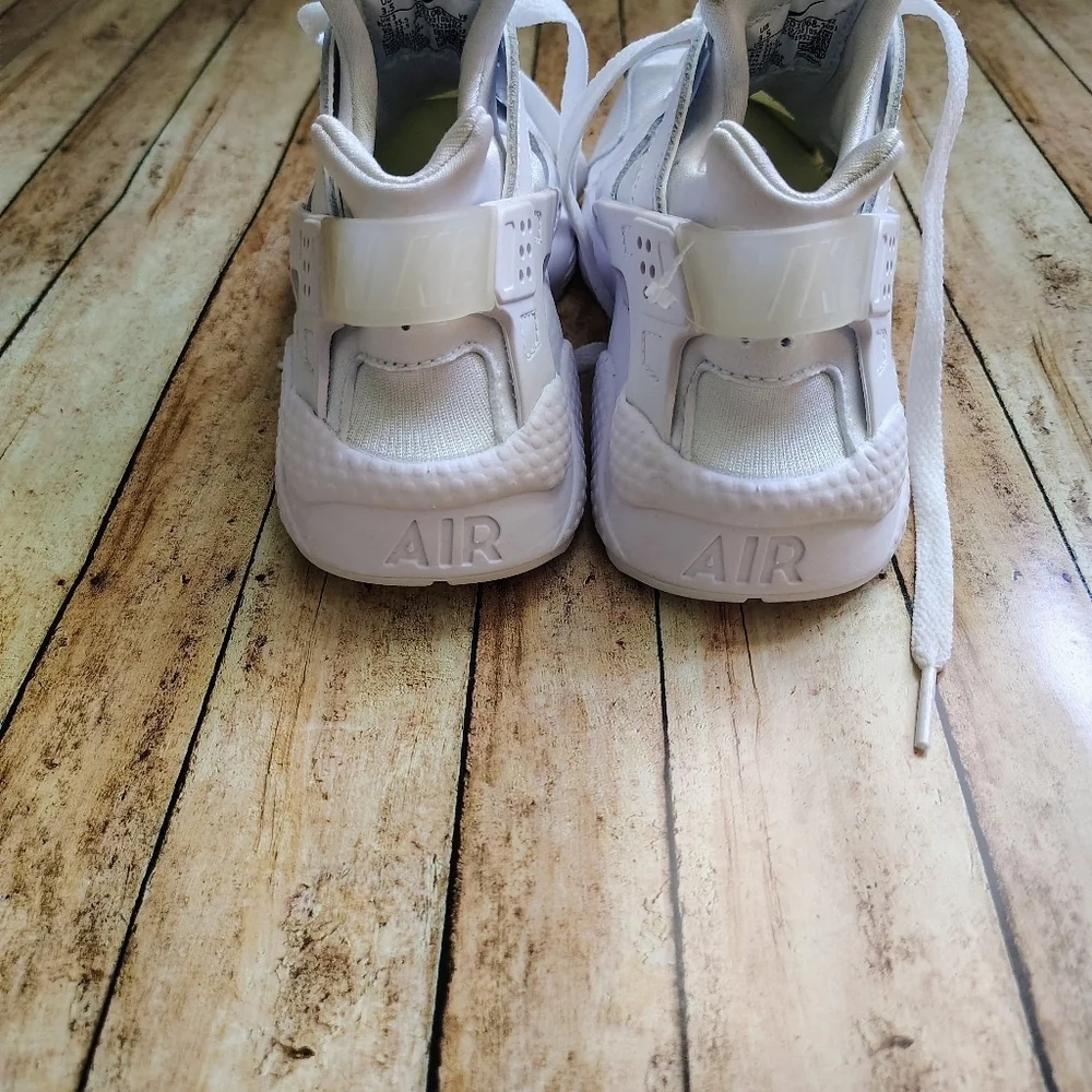 Nike Air Huarache NWOT White Sneakers 3.5