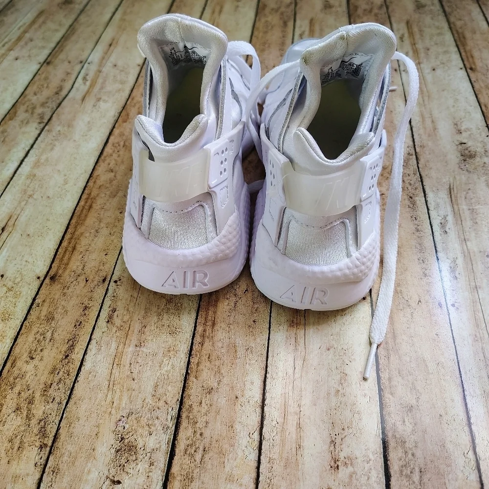 Nike Air Huarache NWOT White Sneakers 3.5