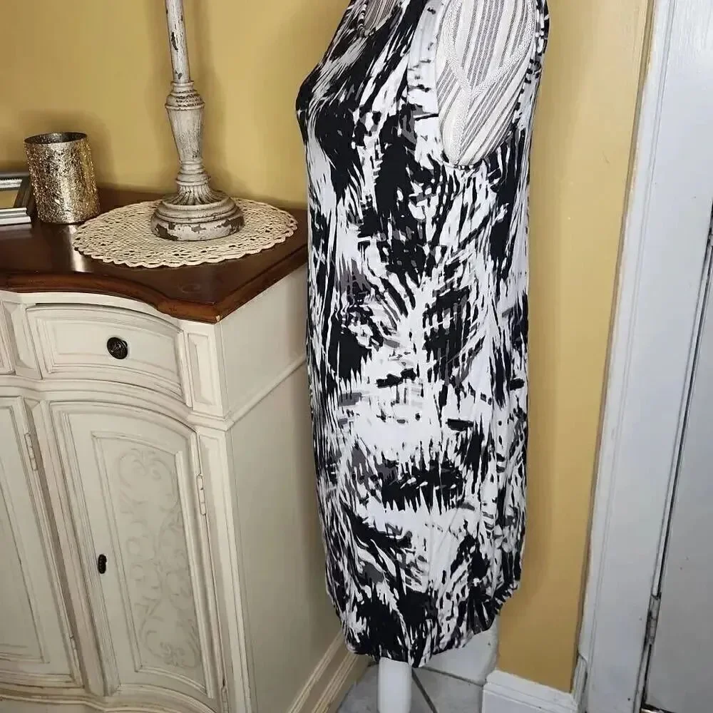 Apt 9 tropical print black ,white and gray cap sleeve t shirt dress women's M