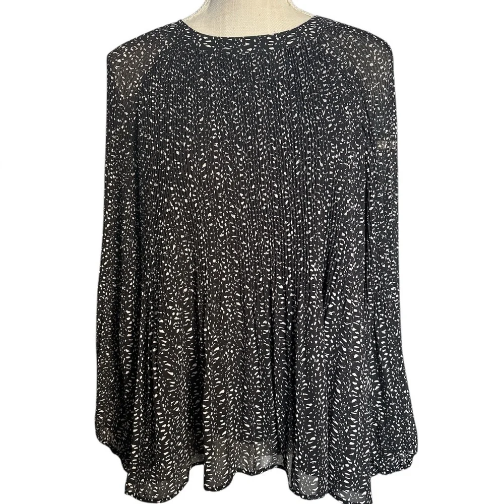 DR2 by Daniel Rainn Crew Neck Pleat Top in Black Size Large EUC