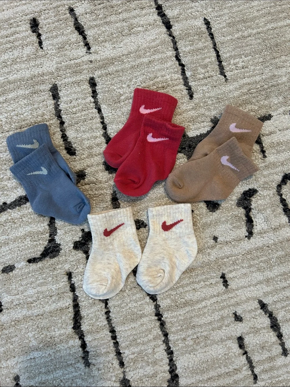 Nike Kids Assorted Crew Socks in Red, Blue, Sand, Cream NWOT, size 0-6 months