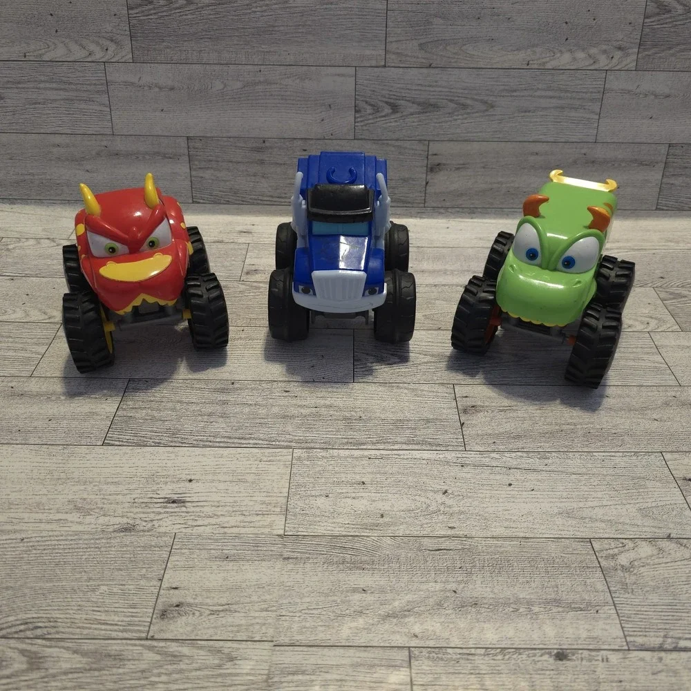 3‎ NICKELODEON BLAZE & THE MONSTER MACHINES TRUCKS RED TRUCK HAS BROKEN TAIL