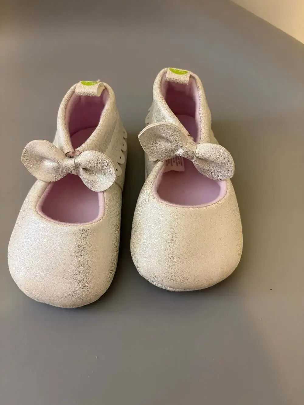 First Steps Silver Shimmer Scalloped Bow Crib Shoes 3/6 months