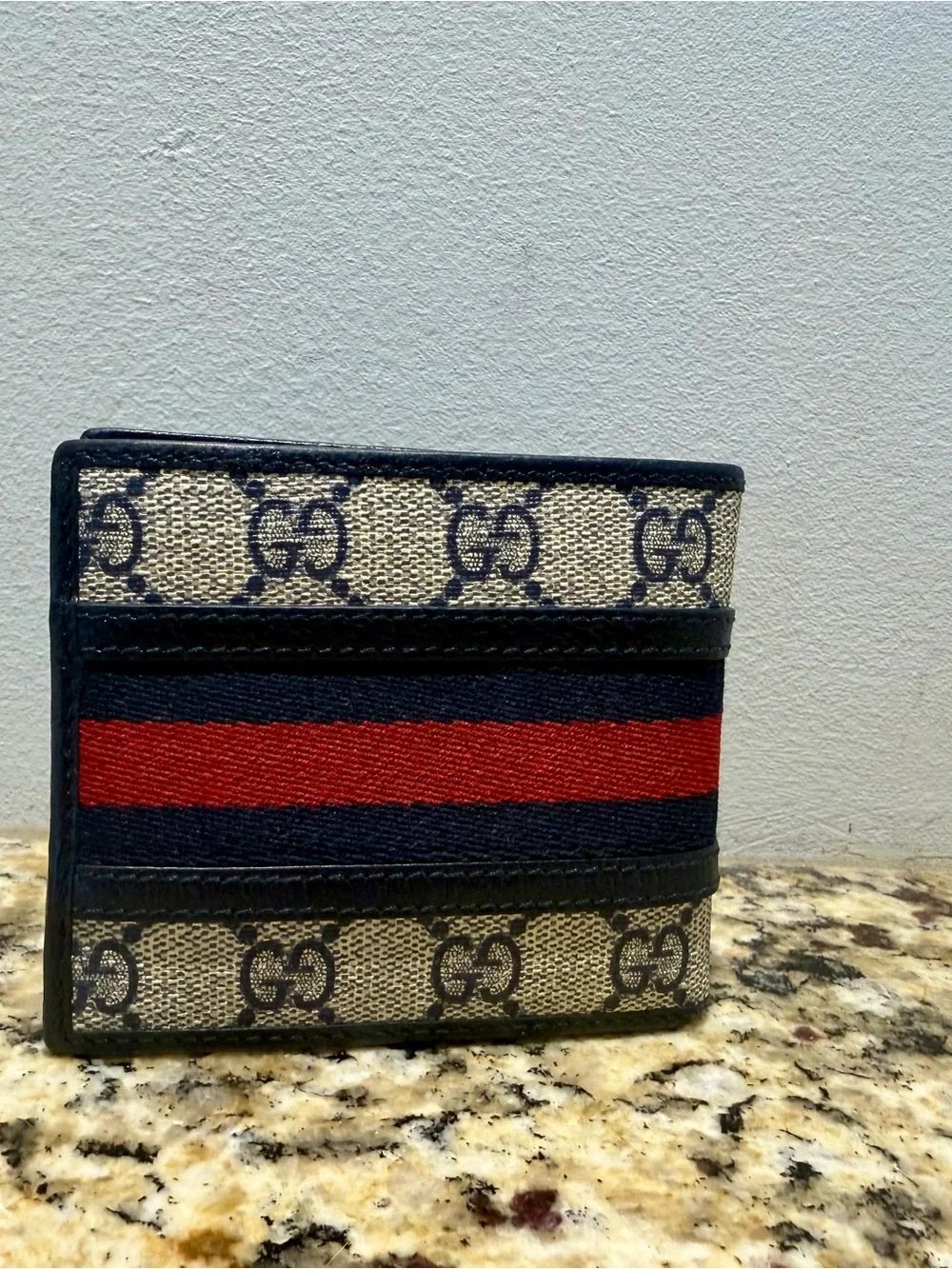 Gucci signature gg