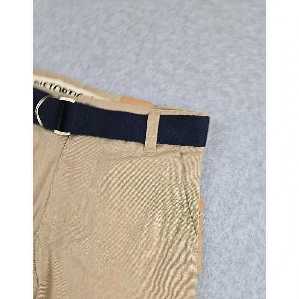 Distortion shorts closure button