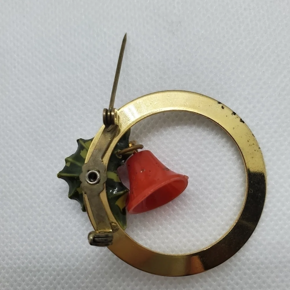 N/A holiday pin