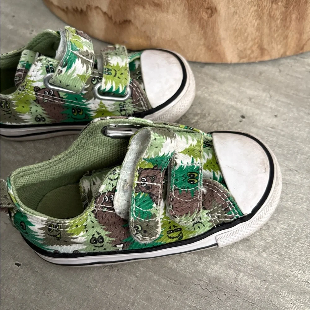 Converse Chuck Taylor All Star 2V Green and White bear camo size 6