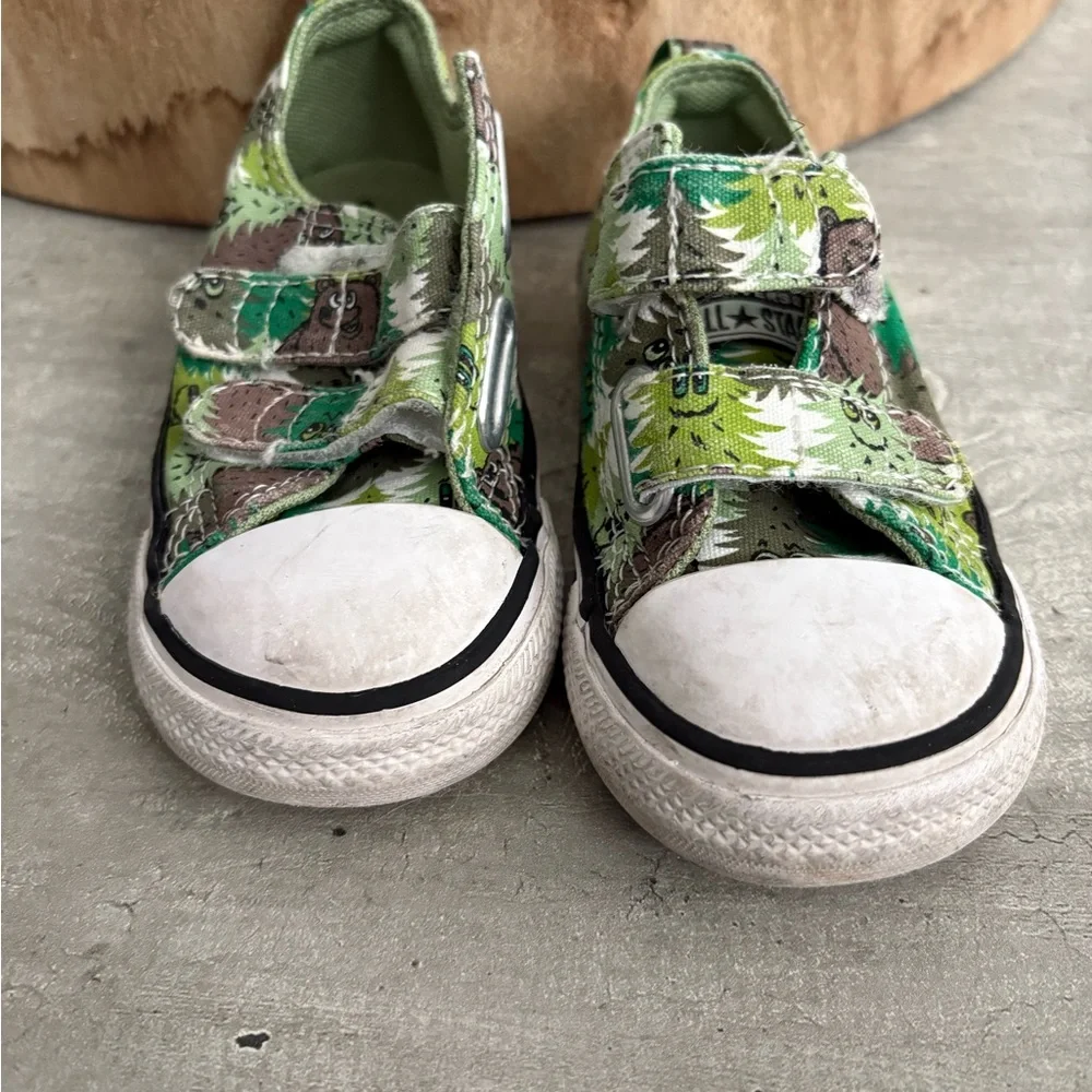 Converse Chuck Taylor All Star 2V Green and White bear camo size 6