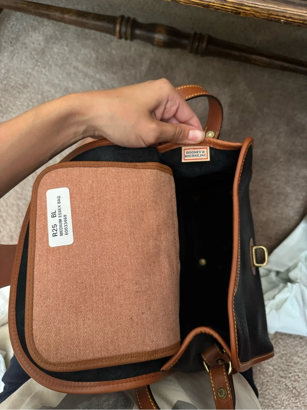 Dooney & Bourke flap crossbody contrast