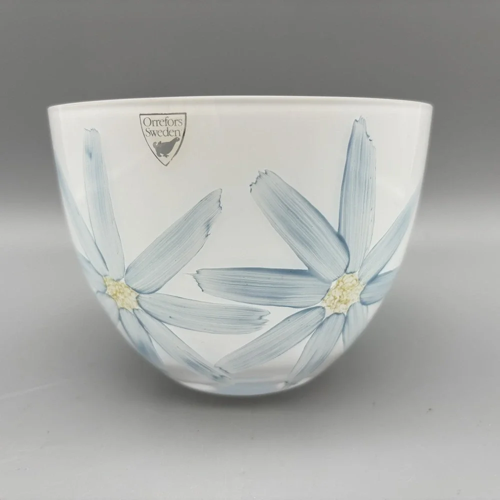 Orrefors Hand Painted‎ Daisies White Glass Round Deep Bowl  Signed 5