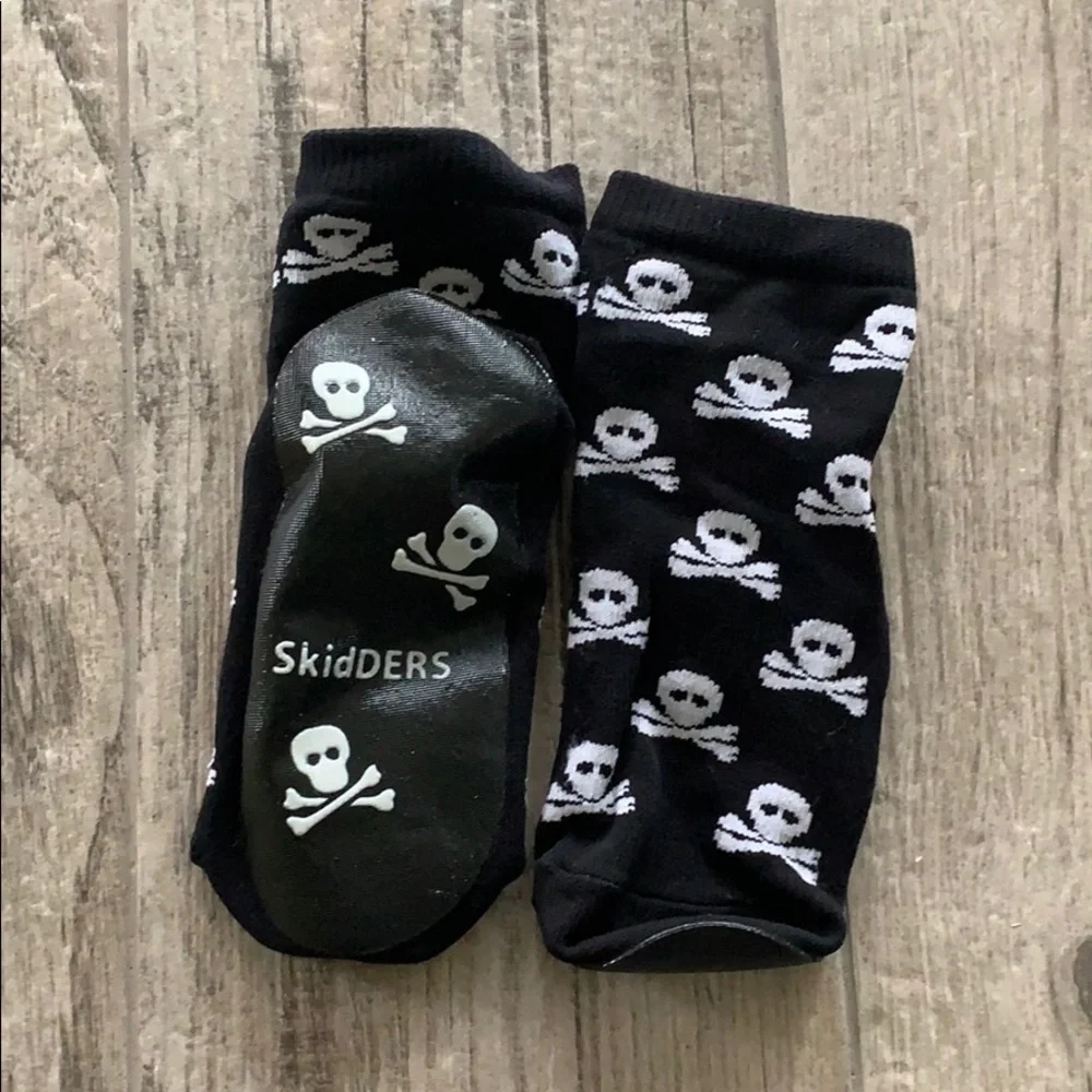 NWOT skiders skull socks