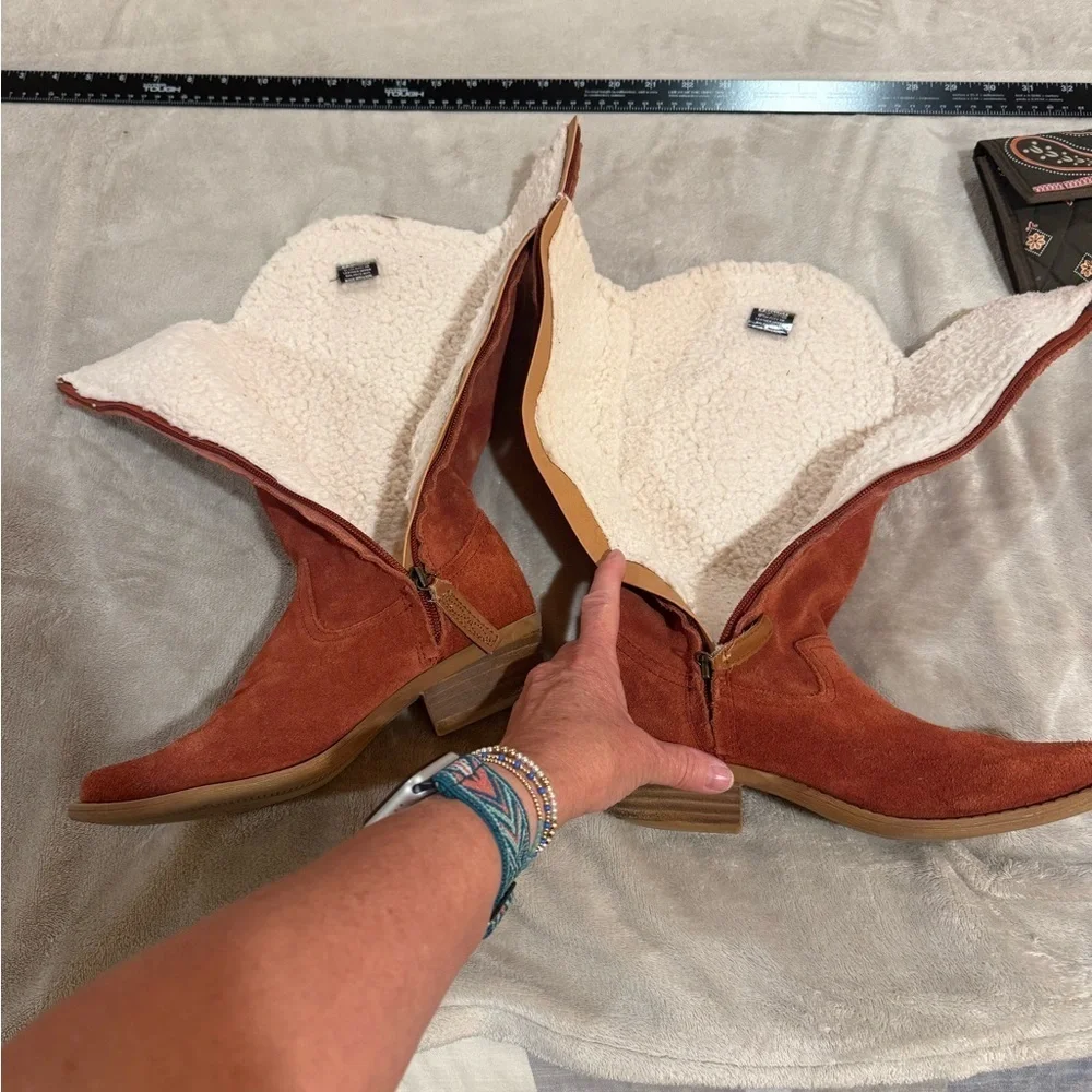 Dingo Women's size 6 Rust Western Suede Cowboy Boots with Faux Fur Trim