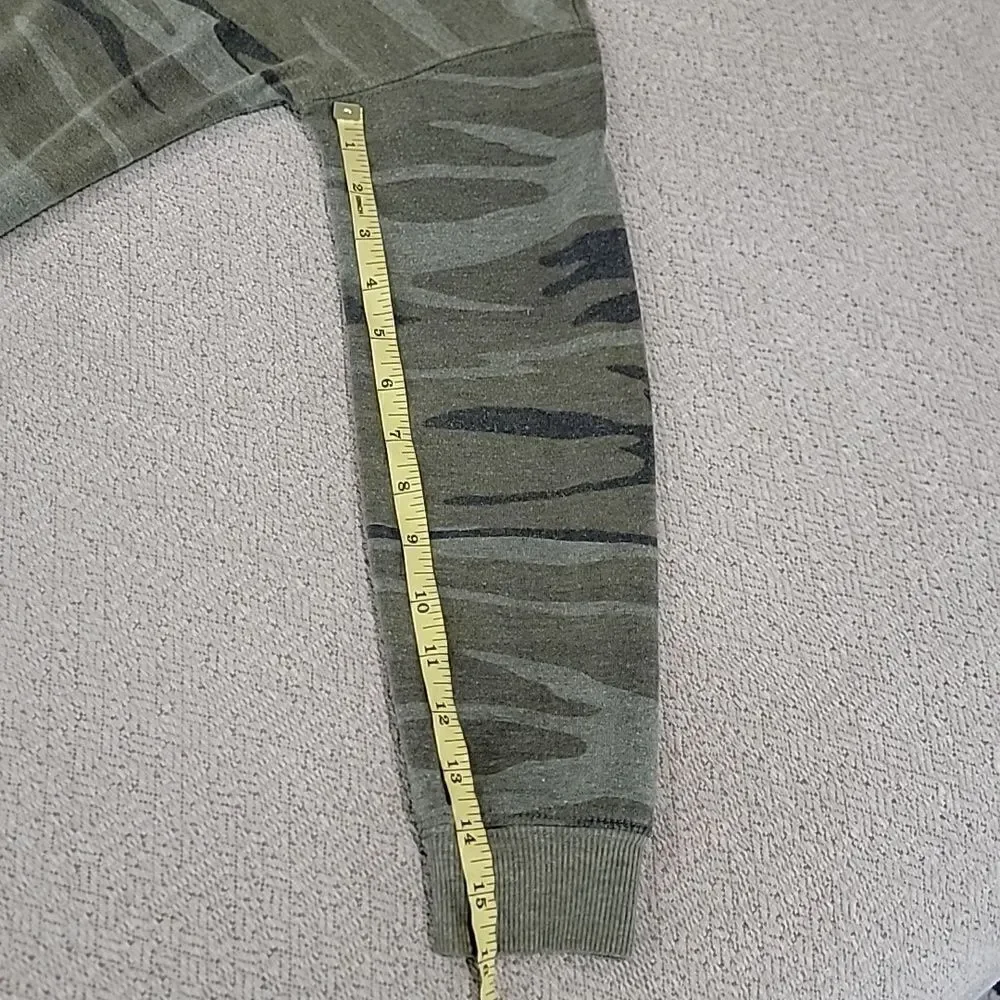 Zoe + Liv Green Camouflage Print Crew Neck Sweatshirt - Size Small