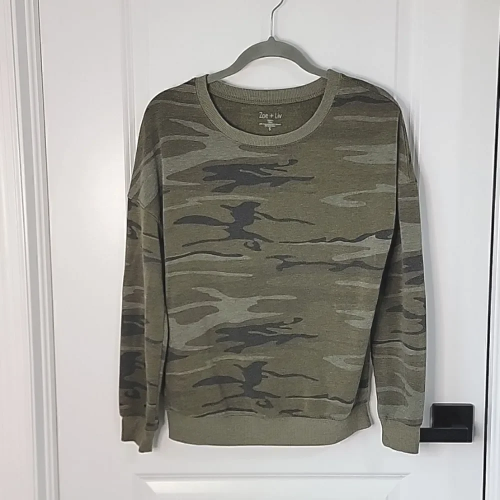 Zoe + Liv Green Camouflage Print Crew Neck Sweatshirt - Size Small