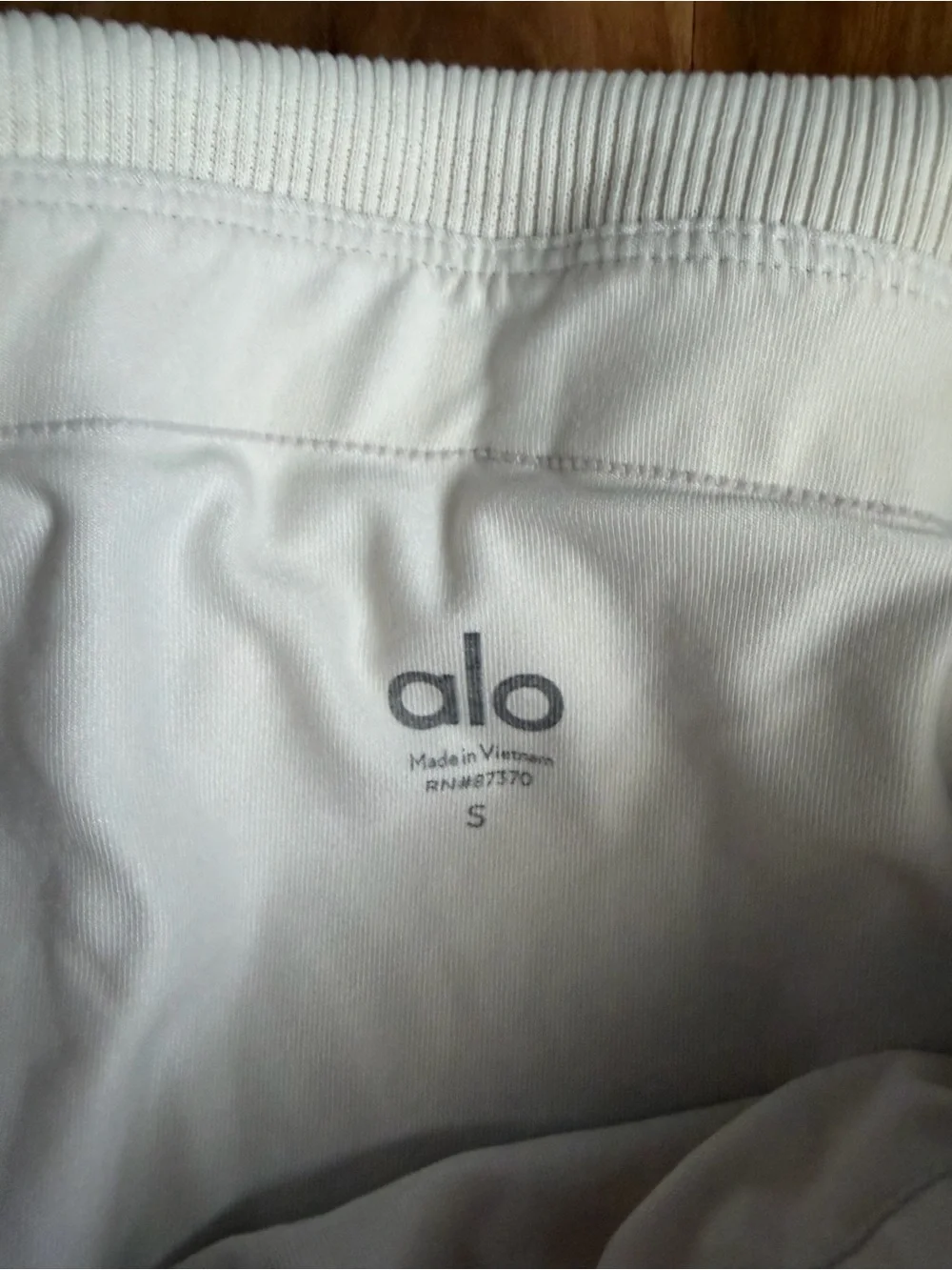 ALO Yoga Cream-White Logo Detail Active Top