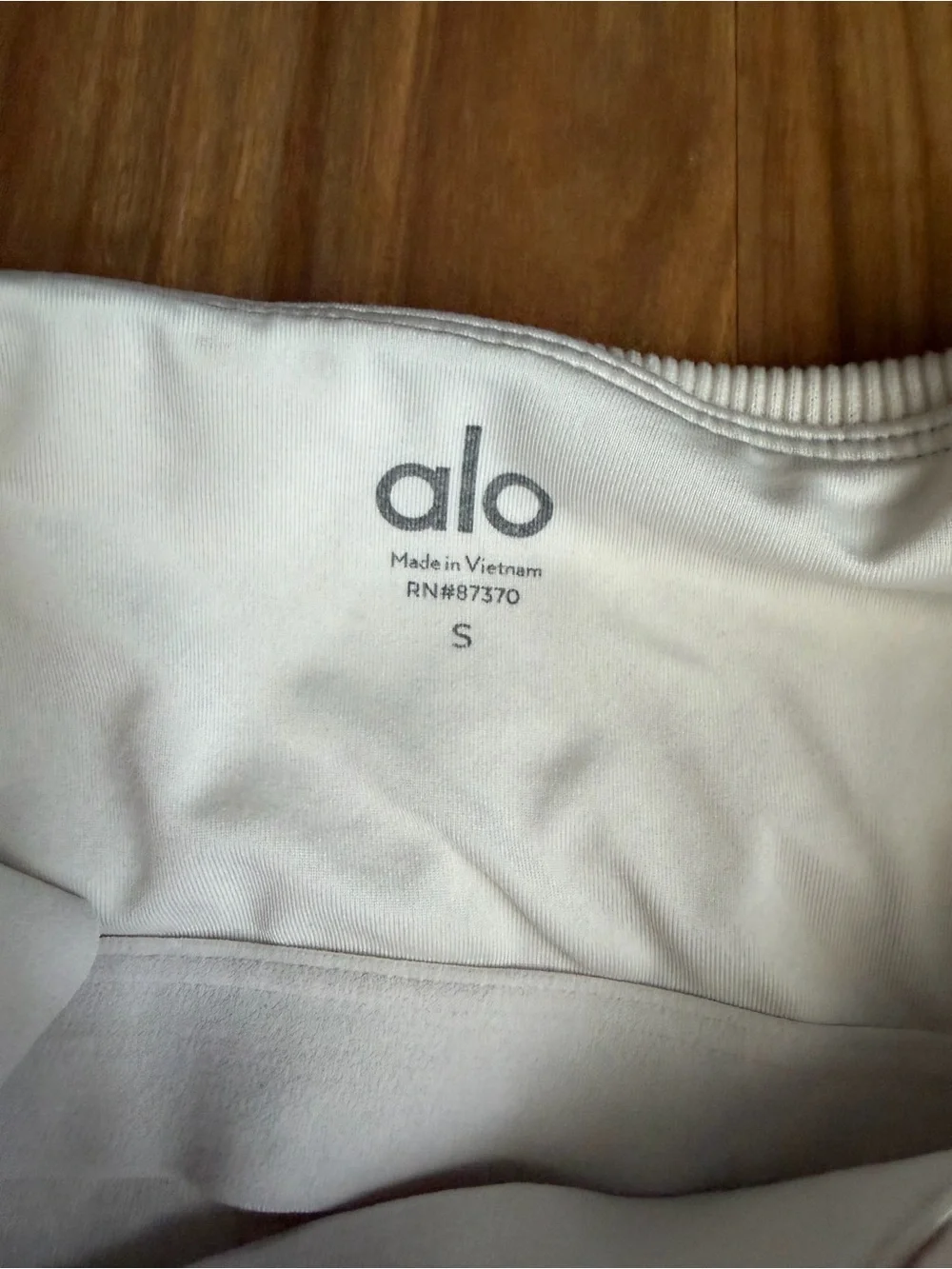 ALO Yoga Cream-White Logo Detail Active Top