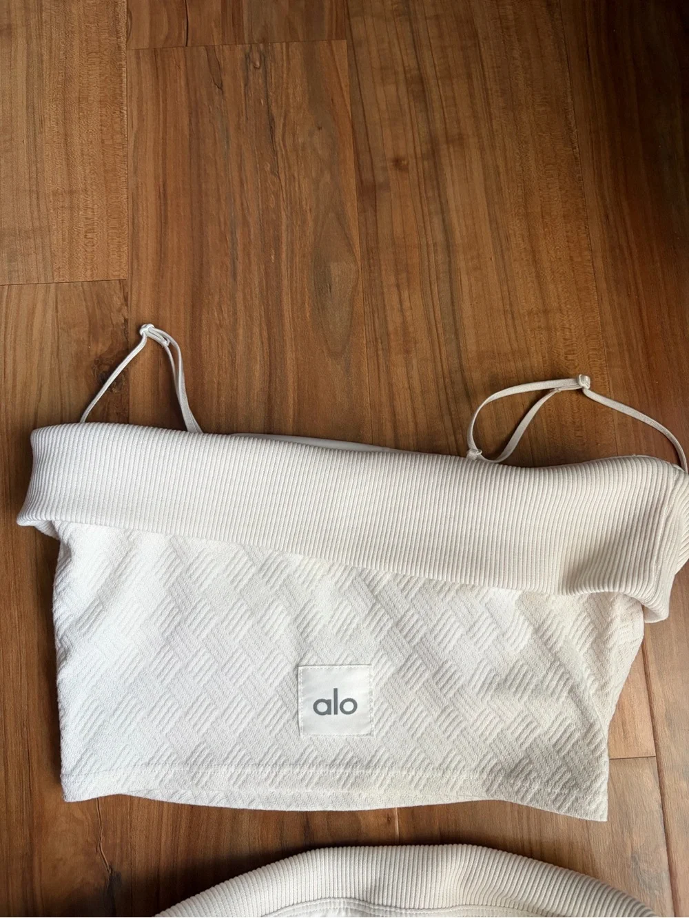 ALO Yoga Cream-White Logo Detail Active Top