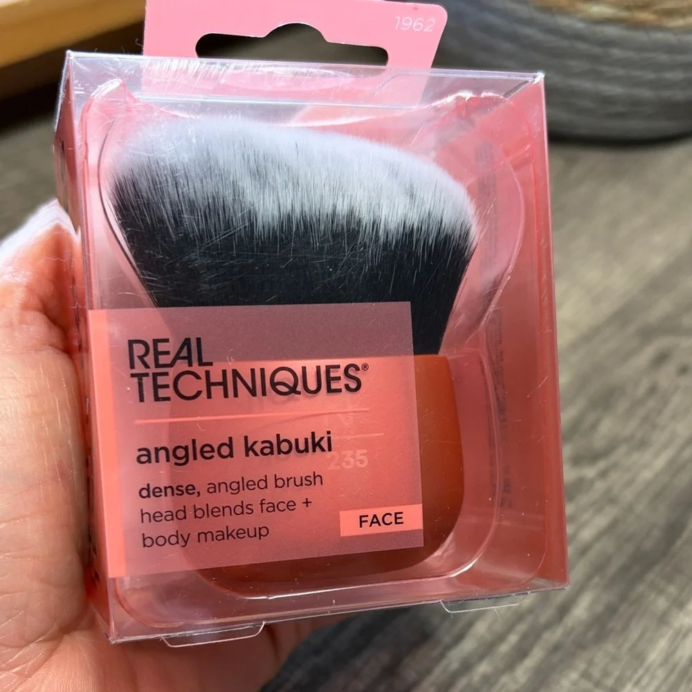 Real Techniques kabuki makeup face