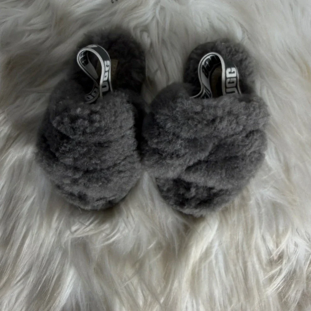 UGG Fluff Yeah Charcoal Gray Sheepskin Slide Sandals Kids Size 6 S/N 1098575T