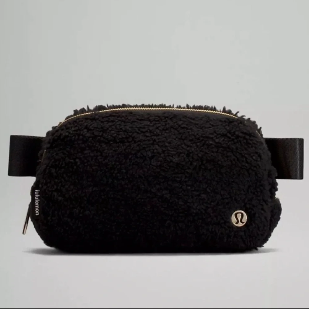 Lululemon Everywhere‎ Belt Bag Sherpa Black Gold 1L