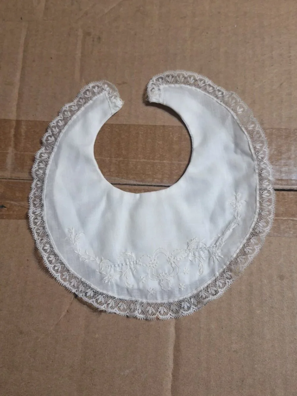 N/A white bib