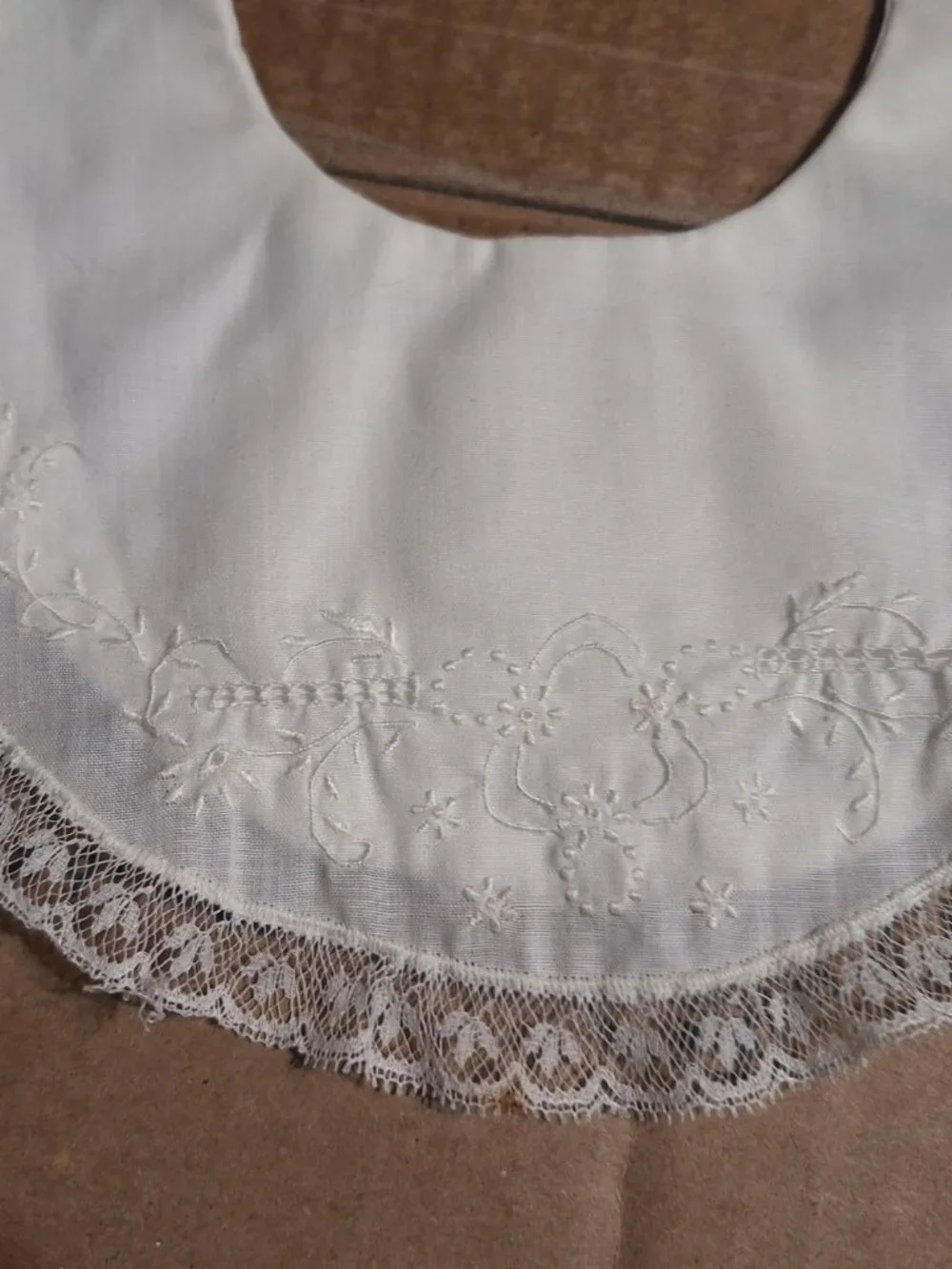 N/A white bib