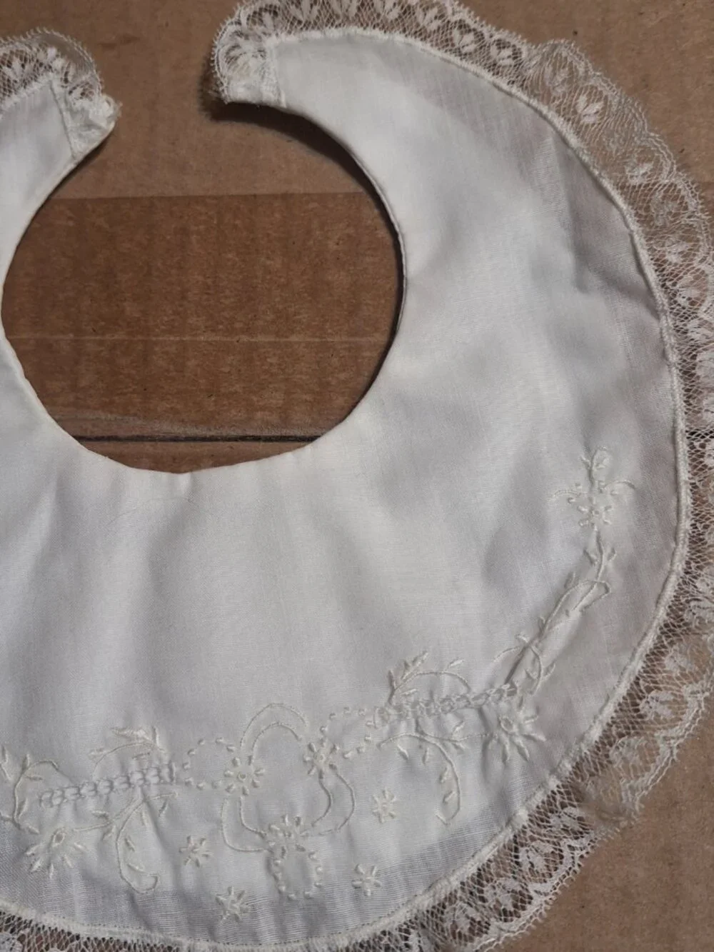 N/A white bib