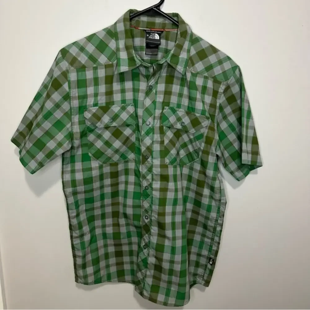 Men’s The North Face Size‎ Small Green Short Sleeve Plaid Button Shirt