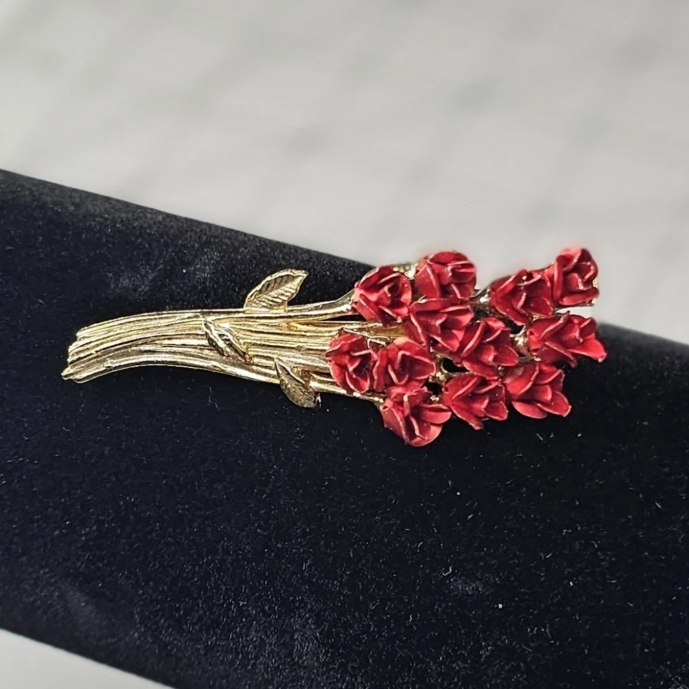 DM@97 brand gold tone red roses brooch