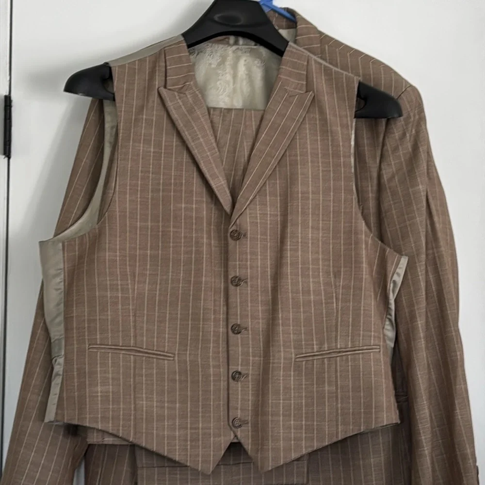 STEVE HARVEY CELEBRITY EDITION TAN STRIPED 3PC SUIT SIZE 44R/38R