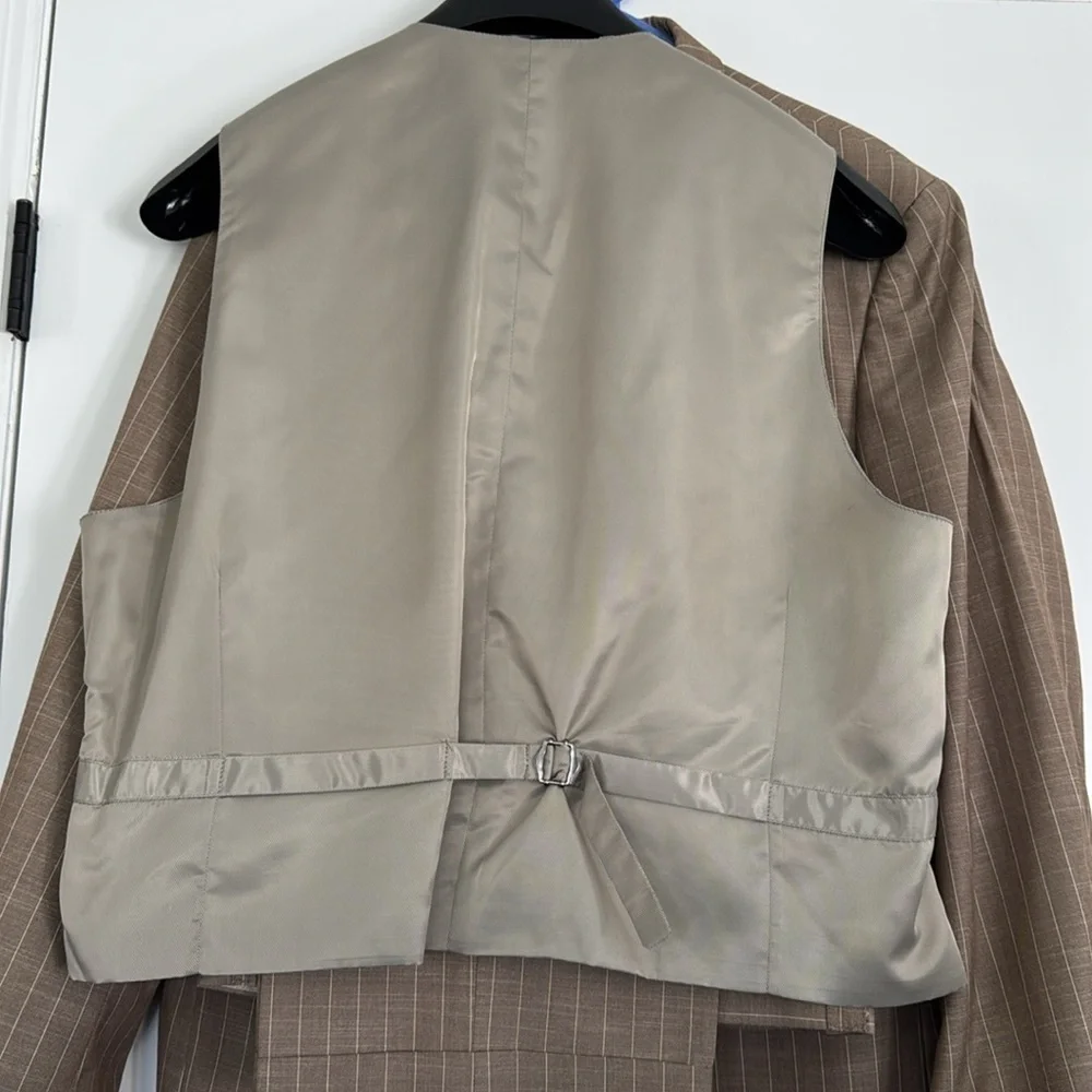 STEVE HARVEY CELEBRITY EDITION TAN STRIPED 3PC SUIT SIZE 44R/38R