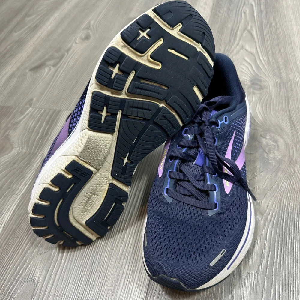 Brooks Women‎ Adrenaline GTS 22 Running Shoe in Peacoat/Blue Iris/Rhapsody