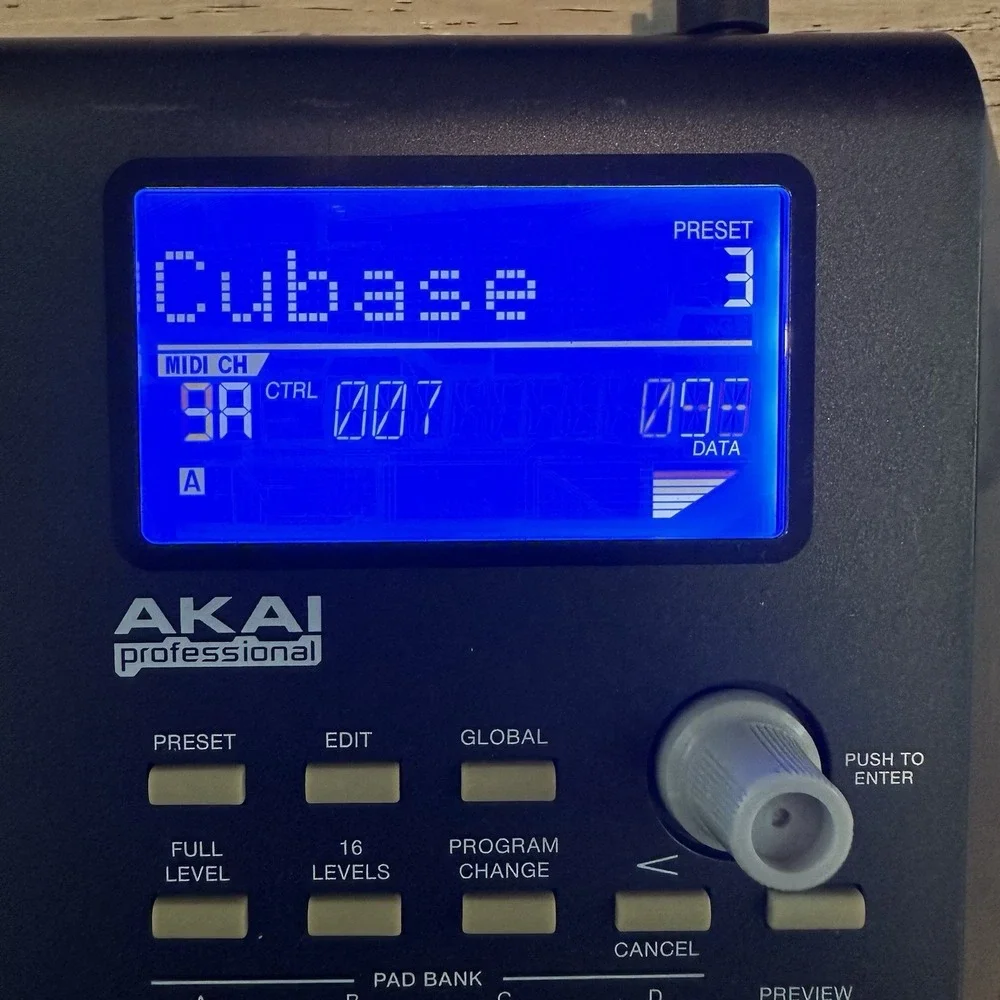AKAI Professional MPD26‎ USB/MIDI Pad Control Unit Studio Recording Musical
